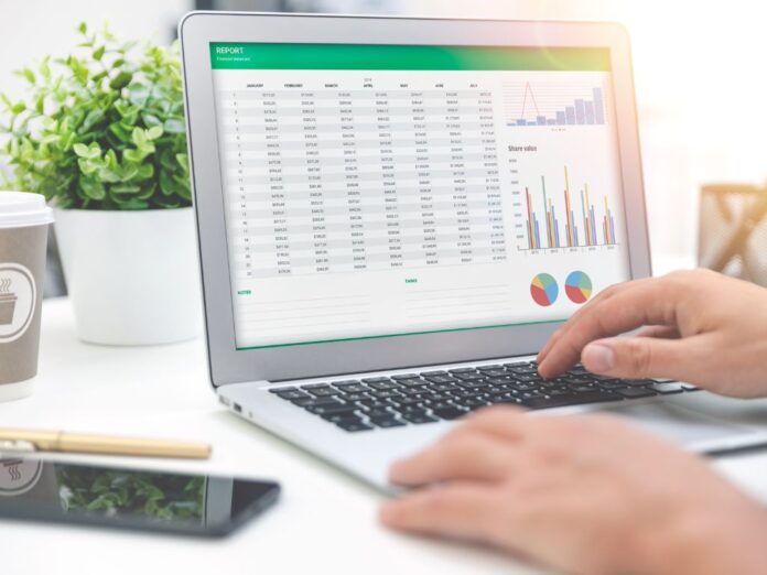 Criar planilha de controle de combustível não só ajuda a acompanhar os gastos, como também facilita a identificação de problemas de consumo e otimiza a eficiência no uso desse recurso essencial.