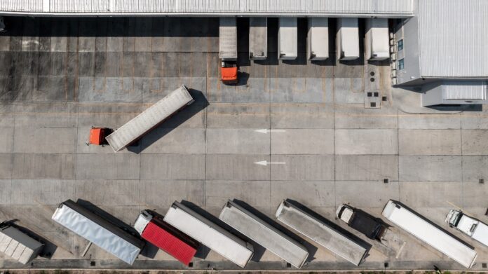 frota de caminhões estacionadas