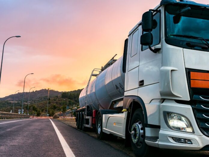 Veja neste conteúdo mais sobre o transporte de produtos perigosos. Os motoristas precisam estar atentos ao transportar esse tipo de material.