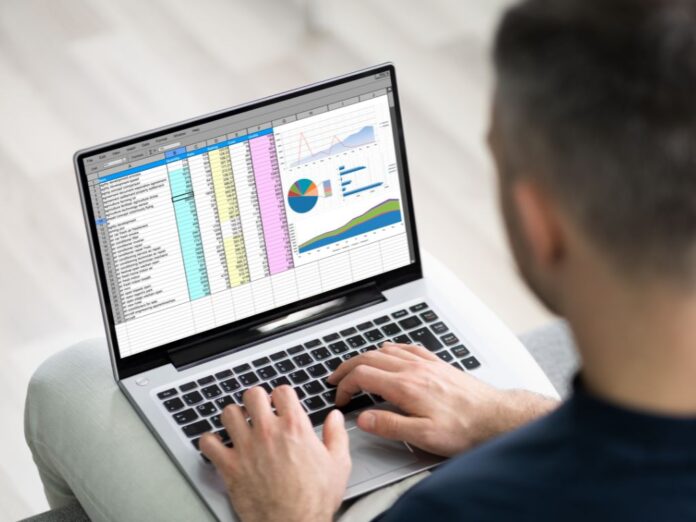 A planilha para controle de combustível é essencial para monitorar os gastos com abastecimento, identificar desperdícios, prever custos e tomar decisões mais estratégicas.