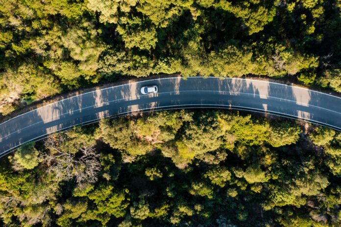 carro na estrada com florestas ao redor