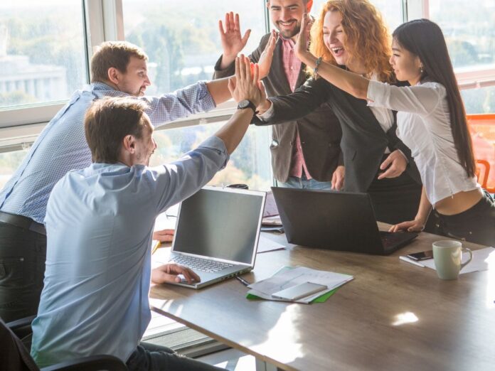 Como integrar equipes de trabalho no processo de fusão de uma empresa? Para integrar equipes de trabalho com sucesso durante uma fusão, é essencial ter planejamento estratégico, liderança empática e comunicação transparente. A Edenred Mobilidade adotou comitês de integração, unificou boas práticas e implementou governança clara — promovendo engajamento, retenção de talentos e uma cultura organizacional fortalecida. Processos de fusão e aquisição representam momentos decisivos para qualquer organização. Mais do que alinhar estratégias de negócio, integrar equipes de trabalho é um dos maiores desafios — é também uma das principais chaves para o sucesso desta transição. Afinal, as pessoas estão no centro de toda transformação. Quando bem conduzida, a integração fortalece a cultura organizacional, preserva talentos e impulsiona resultados sustentáveis. Foi exatamente esse o cenário vivenciado pela Edenred Mobilidade, que passou por um intenso processo de reestruturação e integração de marcas e equipes, unindo diferentes culturas, sistemas e práticas. Mais do que absorver operações, o desafio foi criar um novo ambiente de trabalho colaborativo, alinhado aos propósitos da empresa e ao bem-estar dos colaboradores. Neste artigo, você vai descobrir como essa integração foi conduzida na prática, os principais aprendizados e como replicar esse modelo em sua organização. Índice Desafios na integração de equipes durante fusões Estratégias adotadas pela Edenred Mobilidade Resultados obtidos ao integrar equipes de trabalho Lições aprendidas e recomendações para integrar as equipes Como o Controle de Despesas da Edenred Mobilidade apoia a gestão integrada Desafios na integração de equipes durante fusões Integrar equipes de trabalho em um processo de fusão é uma missão que exige sensibilidade, planejamento e, acima de tudo, gestão estratégica de pessoas. Esse momento pode ser marcado por incertezas, mudanças estruturais e a necessidade de alinhar diferentes visões e formas de atuação — o que naturalmente traz uma série de desafios para o setor de Recursos Humanos. Diferenças culturais e operacionais são um dos primeiros obstáculos. Cada empresa possui sua própria identidade, hábitos, valores e modelos de gestão. Quando duas ou mais organizações se unem, é comum que essas diferenças se tornem visíveis logo nas primeiras interações entre os times. A falta de uma cultura organizacional unificada pode gerar ruídos de comunicação, retrabalho e até conflitos entre as equipes de trabalho. Outro desafio frequente é a resistência à mudança. Colaboradores que já estavam confortáveis com processos antigos podem demonstrar insegurança ou receio frente às novas diretrizes. Essa resistência, se não for tratada com empatia e diálogo, pode impactar negativamente o engajamento e a produtividade, dificultando a construção de um novo ambiente colaborativo. Por fim, a necessidade de alinhamento de processos e sistemas costuma demandar grande esforço de integração técnica e operacional. Ferramentas, fluxos de trabalho, métricas de desempenho e modelos de governança precisam ser revisados para garantir coerência e eficiência. Quando esse alinhamento não acontece de forma planejada, as equipes de trabalho podem se sentir desorientadas, o que prejudica a entrega de resultados. Estratégias adotadas pela Edenred Mobilidade Diante dos desafios naturais de uma fusão, a Edenred Mobilidade adotou uma abordagem estruturada e colaborativa para garantir uma transição eficiente e harmoniosa entre as equipes de trabalho. A estratégia envolveu tanto ações práticas quanto um cuidado especial com a comunicação e a valorização das pessoas envolvidas no processo. Uma das primeiras iniciativas foi a criação de comitês de integração com representantes de ambas as empresas. Esses grupos multidisciplinares atuaram como pontes entre as áreas, promovendo alinhamento contínuo, escuta ativa e decisões conjuntas. Com isso, foi possível garantir que as preocupações e sugestões dos colaboradores fossem levadas em consideração, favorecendo um clima de cooperação desde o início. Paralelamente, a empresa realizou um extenso levantamento das melhores práticas e processos de cada organização. Em vez de simplesmente escolher um modelo e impor aos demais, a Edenred Mobilidade optou por construir um novo padrão operacional, reunindo os pontos fortes de cada lado. Essa fusão de conhecimentos e experiências contribuiu para criar uma cultura mais rica e eficaz. Outro pilar fundamental foi a implementação de políticas de governança claras e transparentes. Isso envolveu desde a definição de responsabilidades e fluxos de decisão até a adoção de ferramentas que garantem visibilidade e rastreabilidade nas ações. Ao estabelecer essas diretrizes, a empresa reduziu incertezas, promoveu segurança psicológica entre os colaboradores e fortaleceu a confiança nas lideranças. Essas estratégias não apenas facilitaram a integração das equipes de trabalho, mas também criaram uma base sólida para a construção de uma nova cultura organizacional, mais coesa, inovadora e orientada a resultados. Resultados obtidos ao integrar equipes de trabalho A integração bem-sucedida das equipes de trabalho da Edenred Mobilidade gerou resultados concretos, que vão muito além da adaptação operacional. Os reflexos positivos foram sentidos em diversas áreas da empresa, especialmente na cultura organizacional e no clima interno. Um dos primeiros ganhos percebidos foi a melhoria na comunicação interna. A atuação dos comitês de integração e a adoção de políticas claras facilitaram o fluxo de informações entre áreas, eliminando silos e promovendo maior alinhamento entre líderes e colaboradores. Esse movimento contribuiu diretamente para o engajamento das equipes, que passaram a se sentir mais ouvidas, envolvidas e protagonistas da nova fase da empresa. Outro resultado relevante foi a retenção de talentos. Ao adotar uma postura transparente, respeitosa e participativa durante todo o processo de fusão, a Edenred Mobilidade conseguiu preservar profissionais-chave e ainda valorizou as equipes envolvidas. O reconhecimento das boas práticas de cada empresa e a construção conjunta de um novo modelo geraram sentimento de pertencimento e valorização. Por fim, todo esse trabalho culminou na consolidação de uma cultura organizacional unificada e fortalecida. Mais do que somar estruturas, a empresa conseguiu integrar pessoas e valores, criando um ambiente colaborativo, inovador e alinhado com seus propósitos estratégicos. Lições aprendidas e recomendações para integrar as equipes A experiência da Edenred Mobilidade na integração de equipes de trabalho durante um processo de fusão trouxe aprendizados valiosos que podem servir como referência para outras organizações que enfrentam desafios semelhantes. Mais do que aplicar soluções pontuais, a empresa demonstrou que o sucesso está na combinação de estratégia, liderança e escuta ativa. A primeira lição diz respeito à importância do planejamento estratégico. Integrar equipes não é uma etapa operacional, e sim um processo que exige preparação, cronograma, definição clara de objetivos e acompanhamento constante. Um bom planejamento ajuda a prever riscos, organizar recursos e manter o foco nas metas comuns desde o início. Outro ponto essencial é a presença de uma liderança ativa e empática. Durante as transições organizacionais, as pessoas buscam segurança, direção e reconhecimento. Líderes que se envolvem genuinamente, que escutam, comunicam com clareza e conduzem as mudanças com sensibilidade, fazem toda a diferença na aceitação do novo momento por parte dos times. Por fim, a valorização da comunicação aberta e contínua com os colaboradores é indispensável. Manter todos informados, responder dúvidas com transparência e abrir espaços de diálogo ajudam a construir confiança e engajamento. Em um cenário de fusão, onde há muitas incertezas, a comunicação se torna uma ferramenta de alinhamento e fortalecimento da cultura corporativa. Essas três frentes — planejamento, liderança e comunicação — formam a base de uma integração bem-sucedida, capaz de transformar desafios em oportunidades e consolidar uma nova etapa de crescimento para a empresa. Como o Controle de Despesas da Edenred Mobilidade apoia a gestão integrada Durante processos de fusão e reestruturação organizacional, um dos principais pontos de atenção é o controle eficiente dos custos operacionais. À medida que as equipes de trabalho são integradas e os processos unificados, é essencial contar com soluções que garantam visibilidade, organização e racionalização dos recursos. Nesse cenário, o Controle de Despesas da Edenred Mobilidade se apresenta como uma ferramenta estratégica para o RH, o financeiro e as lideranças. A solução permite centralizar e automatizar a gestão de despesas com mobilidade, reembolsos e adiantamentos, trazendo mais transparência e segurança à rotina administrativa. Para empresas que estão passando por integrações, esse tipo de controle é fundamental para evitar sobreposição de políticas, detectar inconsistências entre unidades e consolidar práticas financeiras sob uma única governança. Além disso, o uso da plataforma contribui para o engajamento das equipes, que passam a ter acesso a ferramentas modernas e intuitivas, reforçando a cultura de eficiência e responsabilidade compartilhada. Integrar equipes de trabalho em processos de fusão é, sem dúvida, um dos maiores desafios da gestão empresarial moderna. Requer planejamento, sensibilidade e, principalmente, foco nas pessoas. A experiência da Edenred Mobilidade mostrou que é possível transformar esse momento em uma oportunidade de evolução — unificando culturas, valorizando talentos e implementando práticas mais eficientes. Quer continuar aprendendo sobre gestão, mobilidade e inovação nas empresas? Acesse o Blog da Edenred Mobilidade e descubra conteúdos exclusivos que vão ajudar você a tomar decisões mais estratégicas no dia a dia. Leia também: 5 desafios de recursos humanos na hora de escolher benefícios Cartão corporativo para pequenas empresas: entenda como ele funciona no dia a dia do colaborador Redução de custos empresariais: estratégias eficazes para manter a saúde financeira da sua empresa