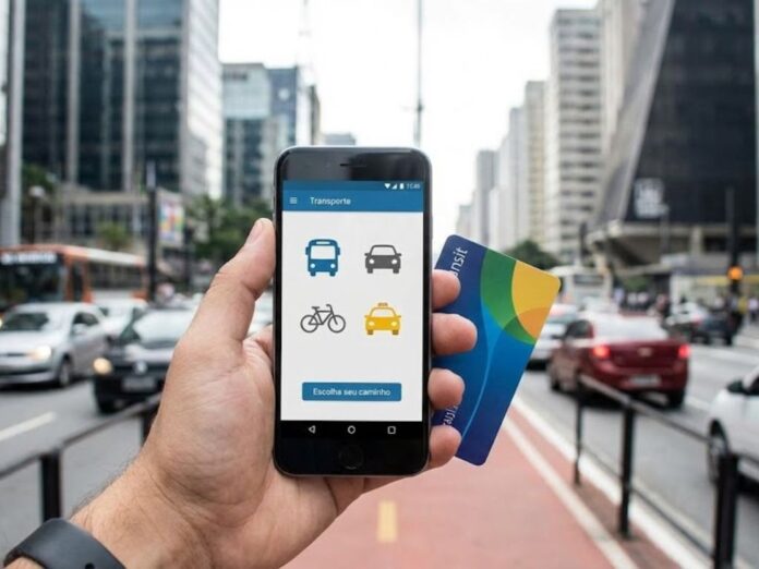 Colaborador utilizando aplicativo para escolher meio de transporte, ilustrando a flexibilidade do auxílio mobilidade corporativo.