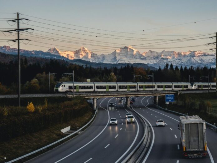 Caminhão passando por pórtico de cobrança automática (Free Flow), ilustrando como funciona o pedágio automático para frotas.