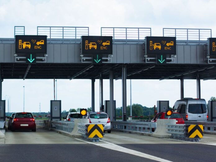 Comparativo visual entre pedágio eletrônico e tradicional, destacando a agilidade da passagem automática para frotas.