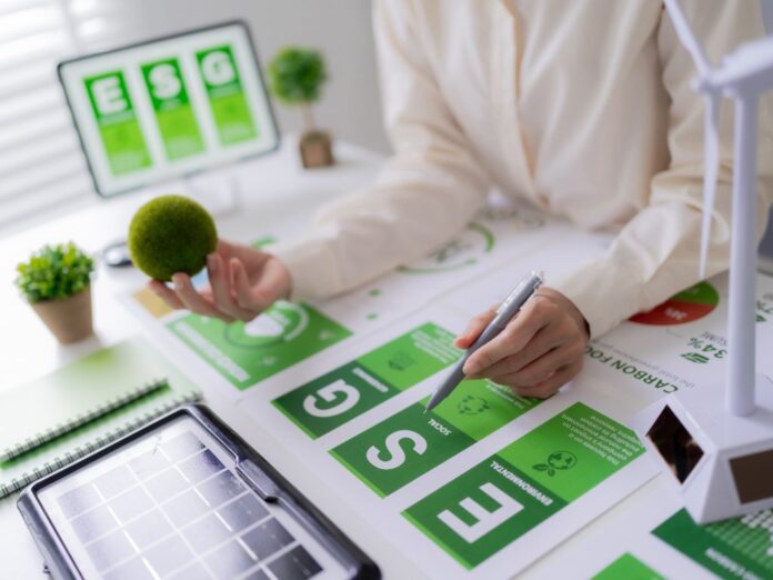 Diretora executiva em sala de reunião moderna analisando dados de um relatórios de Sustentabilidade em um tablet.