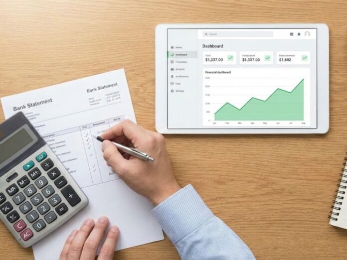 Gestor realizando a conciliação financeira do negócio, comparando dados digitais com extratos para garantir o controle do caixa.