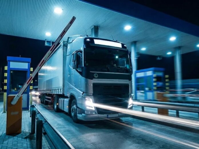 Transição de documentos de papel para o pagamento eletrônico em um tablet, ilustrando a conformidade digital na gestão de fretes.